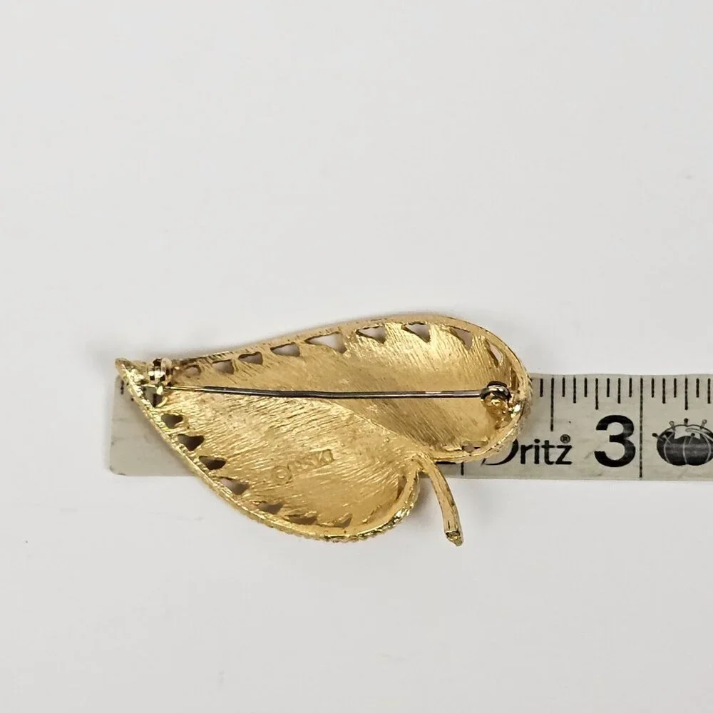 BSK Vintage Brooch Pin‎ Gold Tone Metal Leaf Textured Cutout Open Work Rope